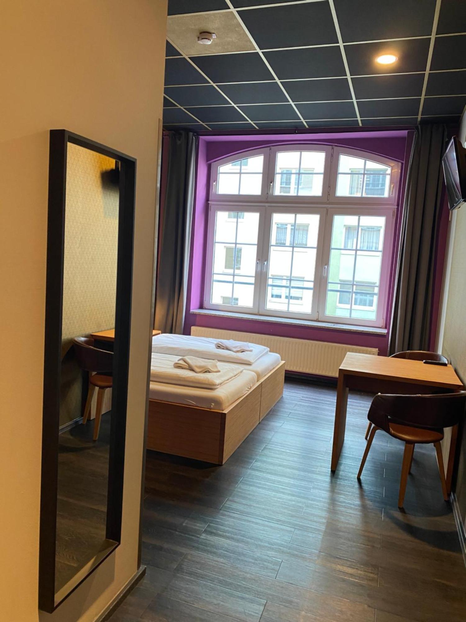 Albergue Singer109 Hostel, & *