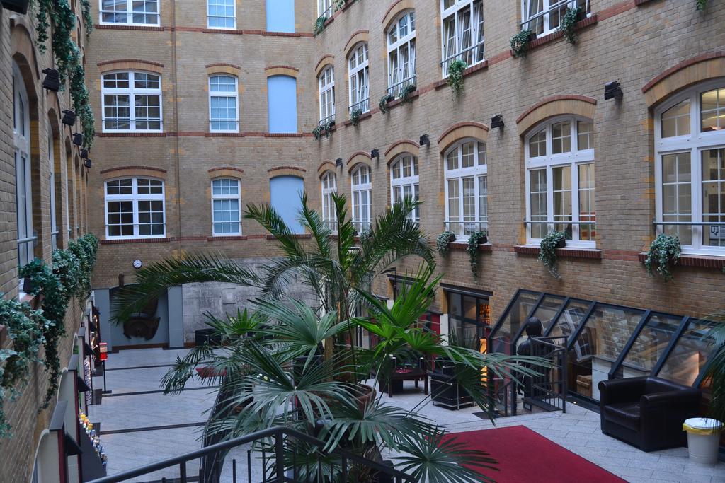 Albergue Singer109 Hostel, & *